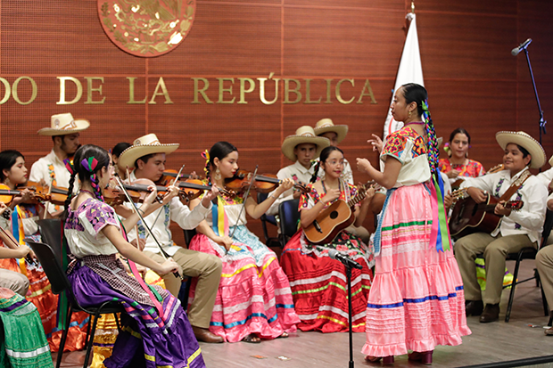 Orquesta Balcón Huasteco se presenta en el Senado para recaudar fondos