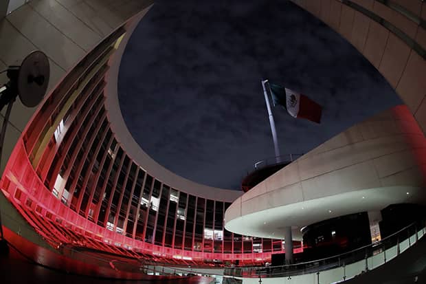 Senado ilumina su sede en rojo por el Día Mundial del Corazón