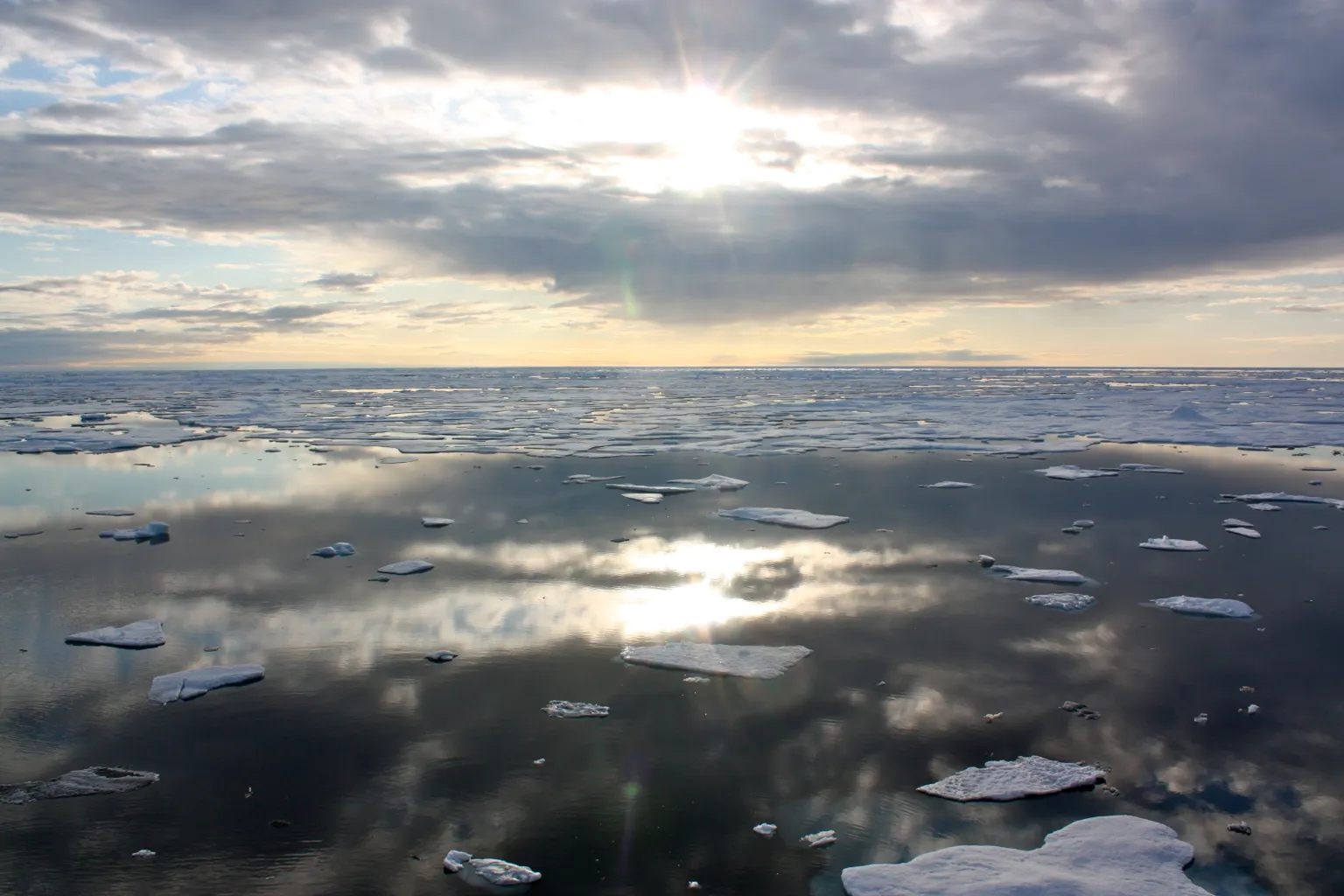 Hielo marino antártico cerca de mínimos históricos; el hielo ártico continúa su declive