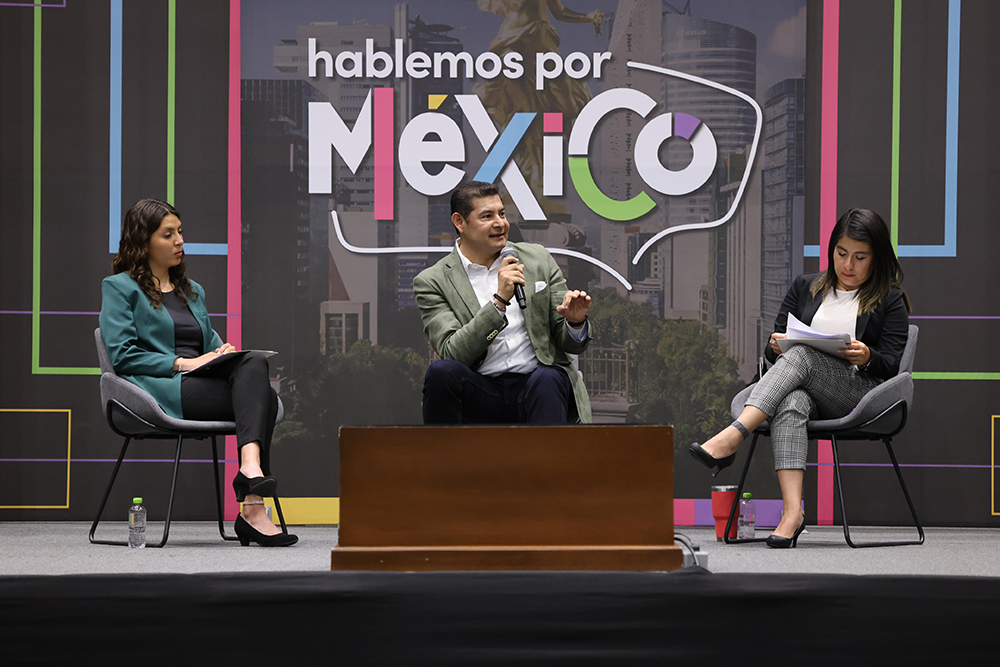 Alejandro Armenta propone la creación del Banco de la Mujer durante el conversatorio "Hablemos por México"