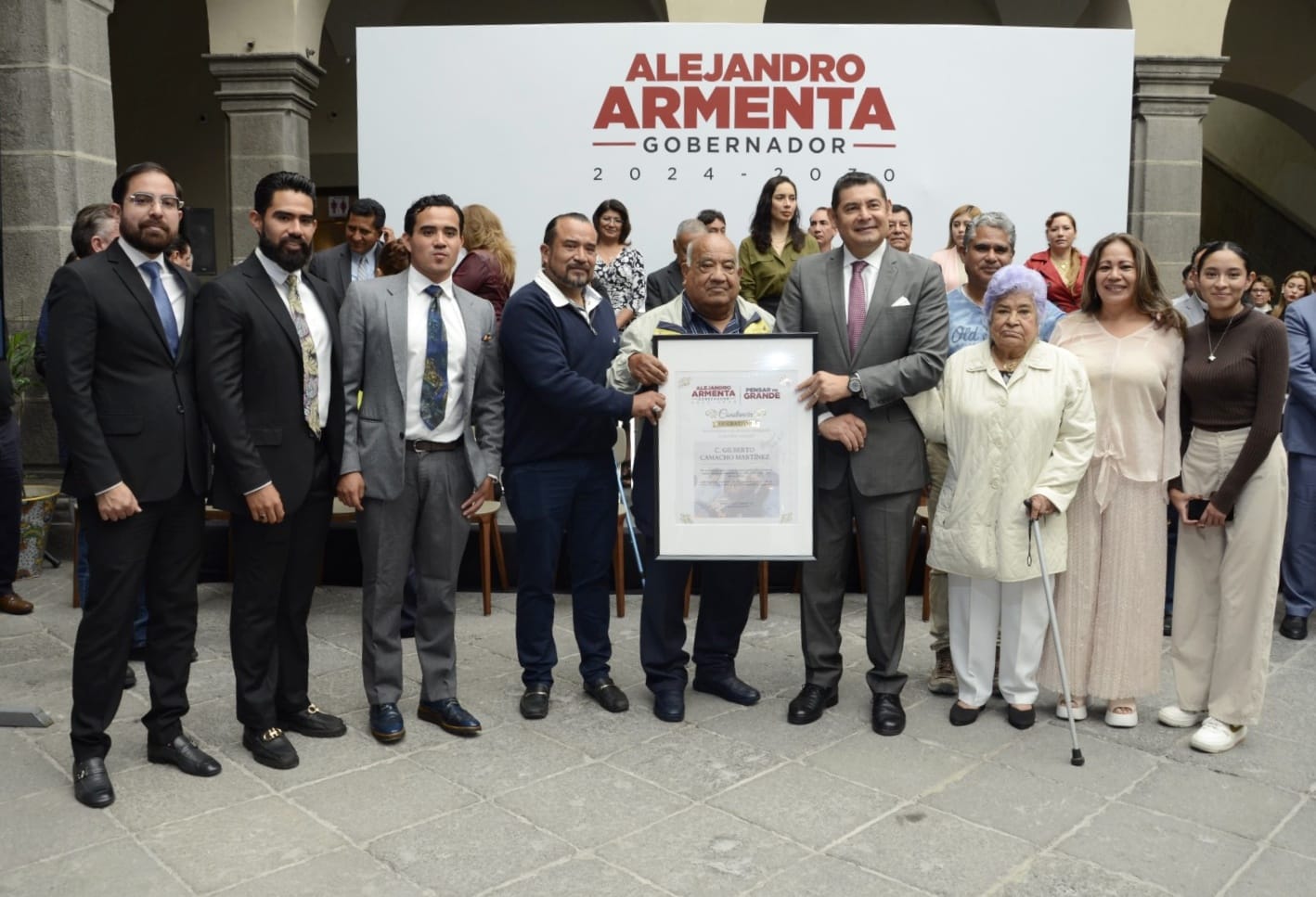 Alejandro Armenta rinde homenaje a mentor, destaca sus inicios en Acatzingo
