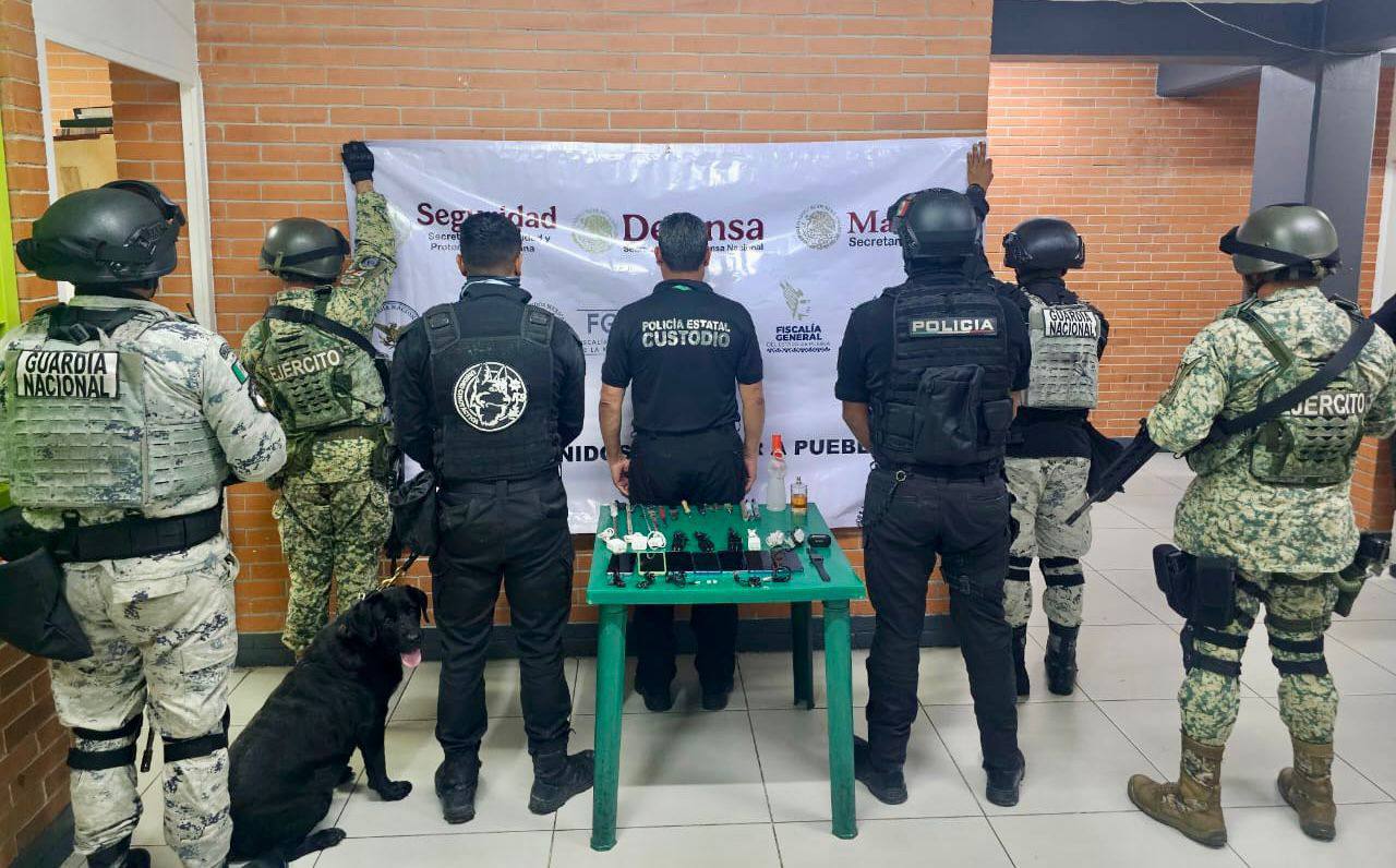 Operativos en penales de Puebla aseguran armas y celulares