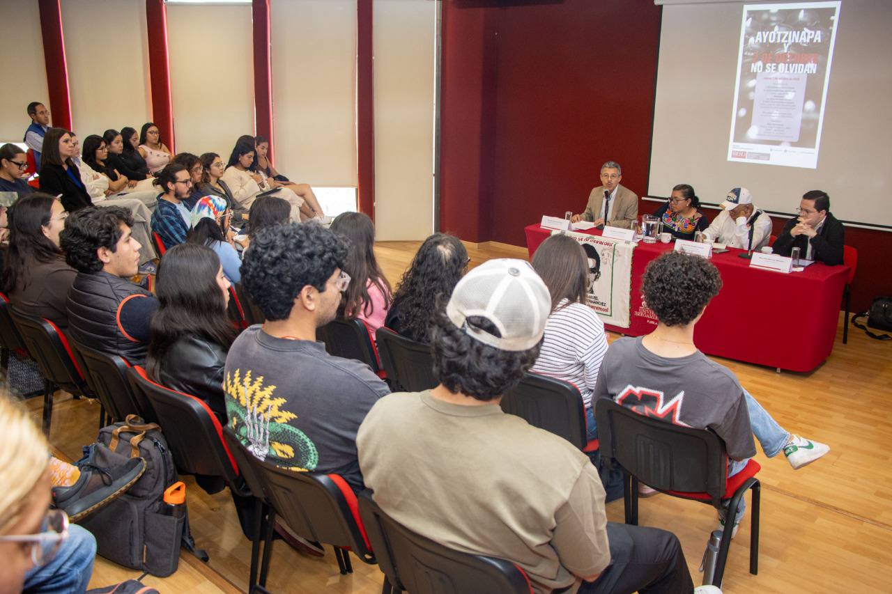 IBERO Puebla recuerda a víctimas de Ayotzinapa y Tlatelolco