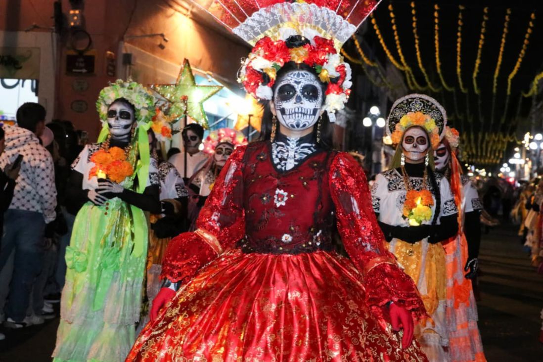 Más de mil 700 personas celebran desfile “Entre Vivos y Muertos”