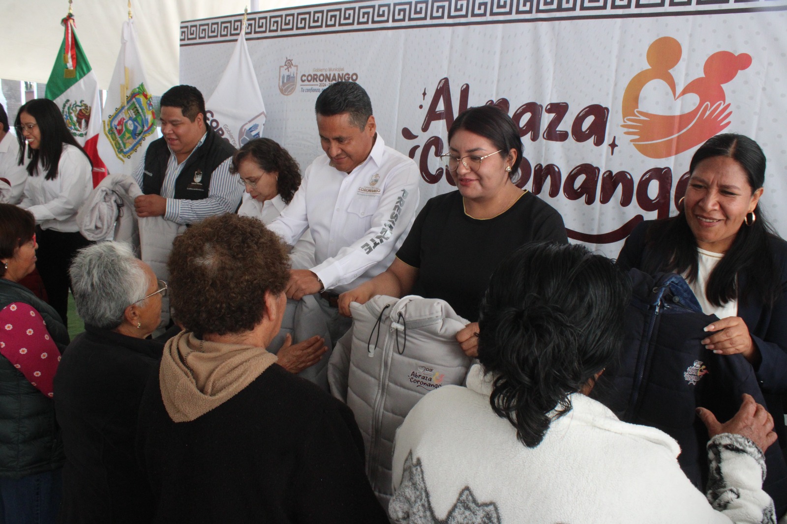 Inician entrega de chamarras invernales a adultos mayores en Coronango