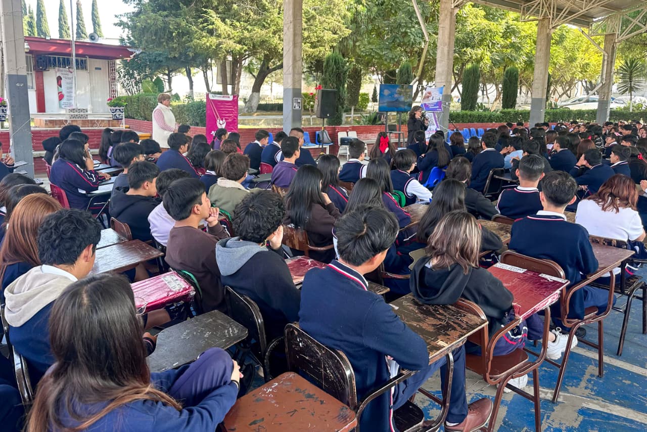 Previenen acoso escolar y delitos digitales en bachillerato de Puebla
