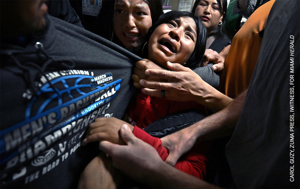 © Carol Guzy, ZUMA Press, iWitness, for Miami Herald